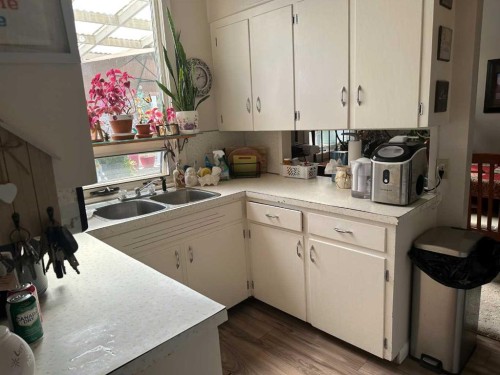 1435 22 Avenue, Didsbury, AB - Indoor Photo Showing Kitchen With Double Sink
