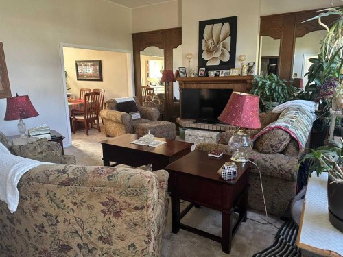 1435 22 Avenue, Didsbury, AB - Indoor Photo Showing Living Room
