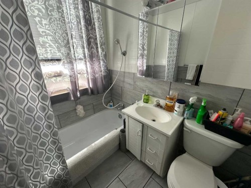 1435 22 Avenue, Didsbury, AB - Indoor Photo Showing Bathroom