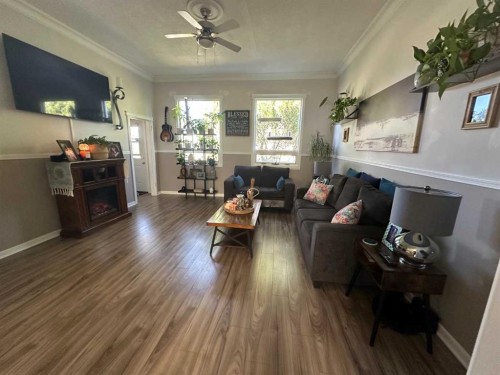 1435 22 Avenue, Didsbury, AB - Indoor Photo Showing Living Room
