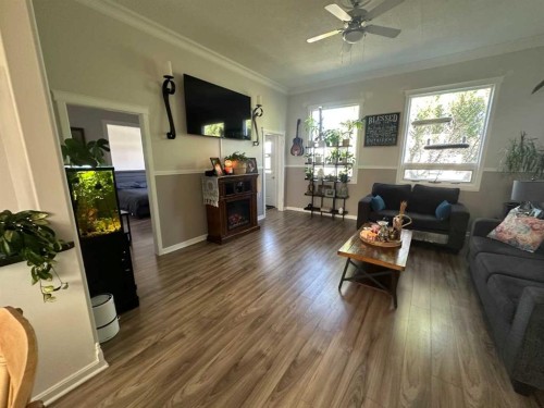 1435 22 Avenue, Didsbury, AB - Indoor Photo Showing Living Room