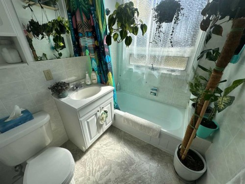 1435 22 Avenue, Didsbury, AB - Indoor Photo Showing Bathroom