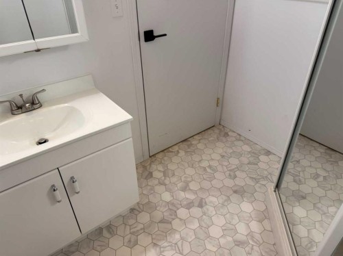 2-717 Centre Street, Vulcan, AB - Indoor Photo Showing Bathroom