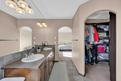 92 Everoak Close Sw, Calgary, AB - Indoor Photo Showing Bathroom