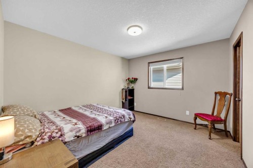 92 Everoak Close Sw, Calgary, AB - Indoor Photo Showing Bedroom