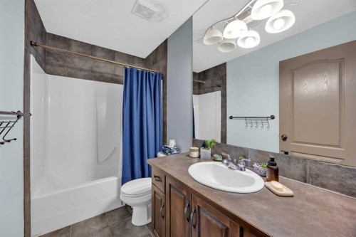 92 Everoak Close Sw, Calgary, AB - Indoor Photo Showing Bathroom