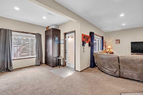 92 Everoak Close Sw, Calgary, AB - Indoor Photo Showing Other Room