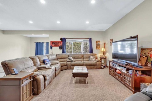 92 Everoak Close Sw, Calgary, AB - Indoor Photo Showing Living Room