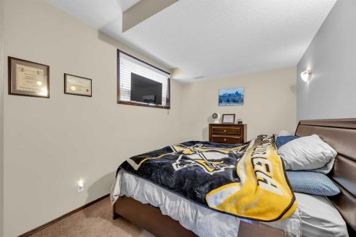 92 Everoak Close Sw, Calgary, AB - Indoor Photo Showing Bedroom