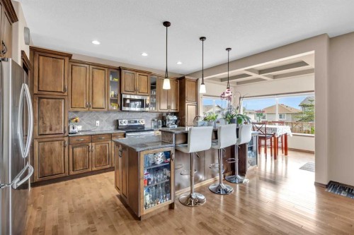 92 Everoak Close Sw, Calgary, AB - Indoor Photo Showing Kitchen
