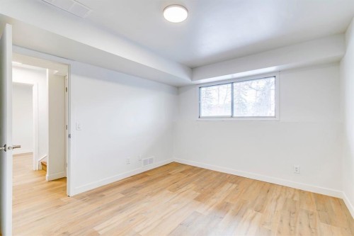 B-1415 44 Street Se, Calgary, AB - Indoor Photo Showing Other Room