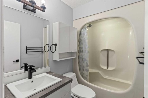 5811 Templehill Road Ne, Calgary, AB - Indoor Photo Showing Bathroom