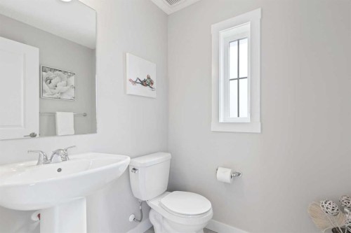 288 Lucas Avenue, Calgary, AB - Indoor Photo Showing Bathroom