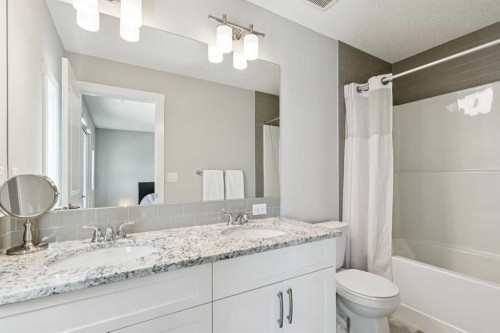 288 Lucas Avenue, Calgary, AB - Indoor Photo Showing Bathroom
