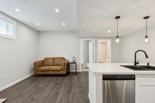 288 Lucas Avenue, Calgary, AB - Indoor Photo Showing Kitchen With Double Sink