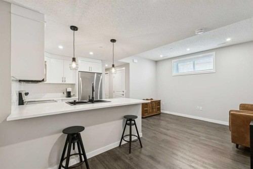 288 Lucas Avenue, Calgary, AB - Indoor Photo Showing Kitchen With Upgraded Kitchen
