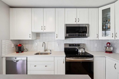 4324 Passchendaele Road Sw, Calgary, AB - Indoor Photo Showing Kitchen With Upgraded Kitchen