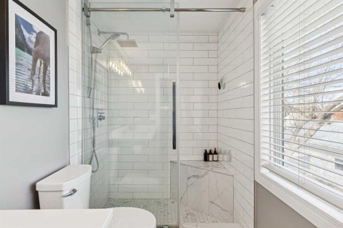 4324 Passchendaele Road Sw, Calgary, AB - Indoor Photo Showing Bathroom