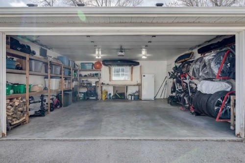 4324 Passchendaele Road Sw, Calgary, AB - Indoor Photo Showing Garage