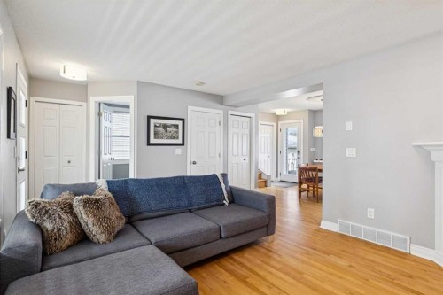 4324 Passchendaele Road Sw, Calgary, AB - Indoor Photo Showing Living Room