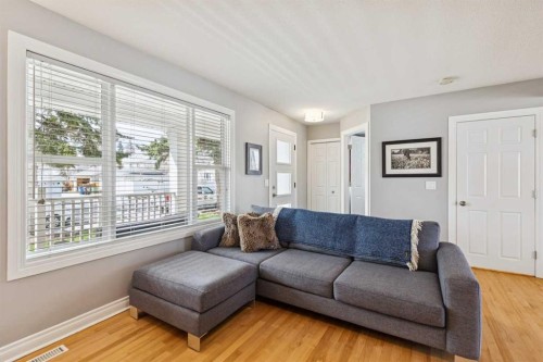 4324 Passchendaele Road Sw, Calgary, AB - Indoor Photo Showing Living Room