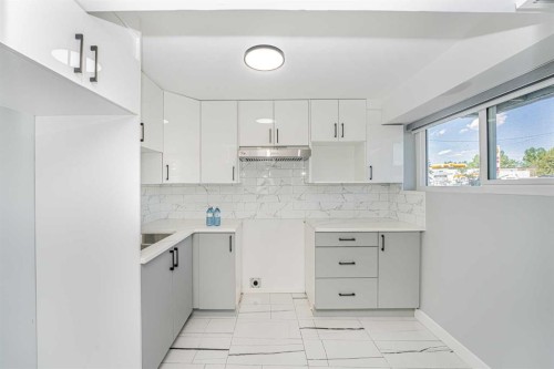 6403 Centre Street Nw, Calgary, AB - Indoor Photo Showing Kitchen