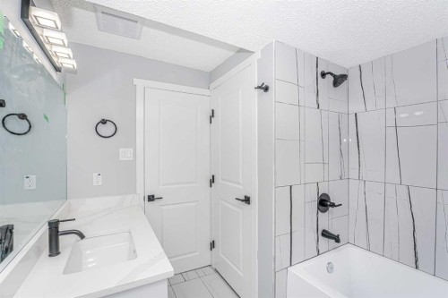 6403 Centre Street Nw, Calgary, AB - Indoor Photo Showing Bathroom