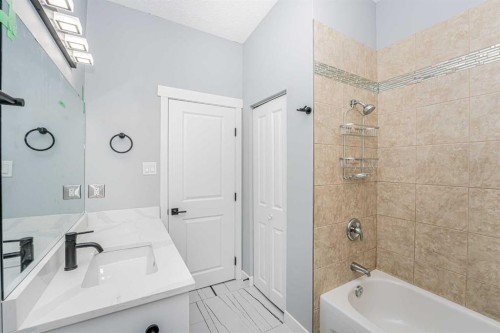 6403 Centre Street Nw, Calgary, AB - Indoor Photo Showing Bathroom