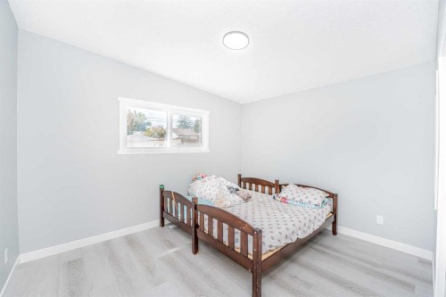6403 Centre Street Nw, Calgary, AB - Indoor Photo Showing Bedroom