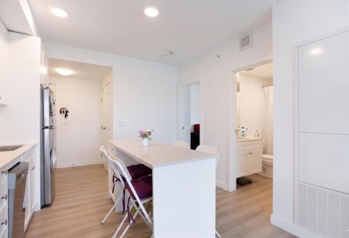 902-123 4 Street Ne, Calgary, AB - Indoor Photo Showing Kitchen