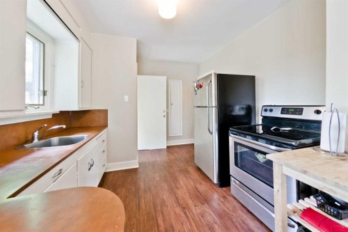 617 17 Avenue Ne, Calgary, AB - Indoor Photo Showing Kitchen