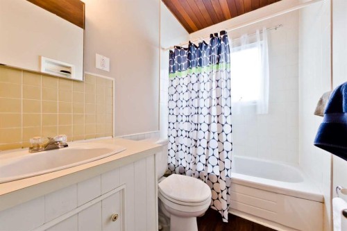617 17 Avenue Ne, Calgary, AB - Indoor Photo Showing Bathroom
