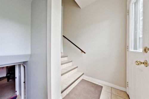 617 17 Avenue Ne, Calgary, AB - Indoor Photo Showing Other Room