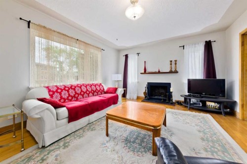 617 17 Avenue Ne, Calgary, AB - Indoor Photo Showing Living Room With Fireplace