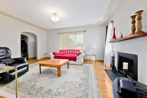 617 17 Avenue Ne, Calgary, AB - Indoor Photo Showing Living Room With Fireplace