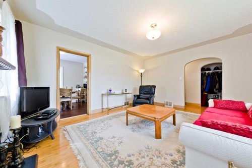617 17 Avenue Ne, Calgary, AB - Indoor Photo Showing Living Room