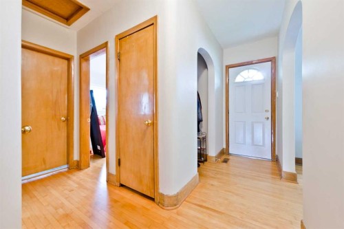 617 17 Avenue Ne, Calgary, AB - Indoor Photo Showing Other Room