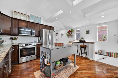 127 27 Avenue Ne, Calgary, AB - Indoor Photo Showing Kitchen With Upgraded Kitchen
