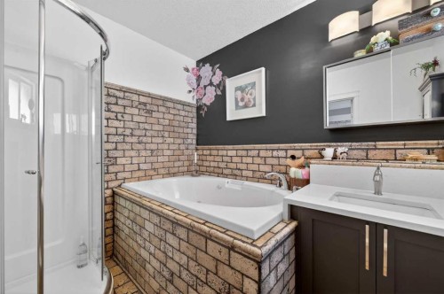 127 27 Avenue Ne, Calgary, AB - Indoor Photo Showing Bathroom