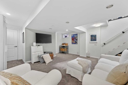 127 27 Avenue Ne, Calgary, AB - Indoor Photo Showing Living Room