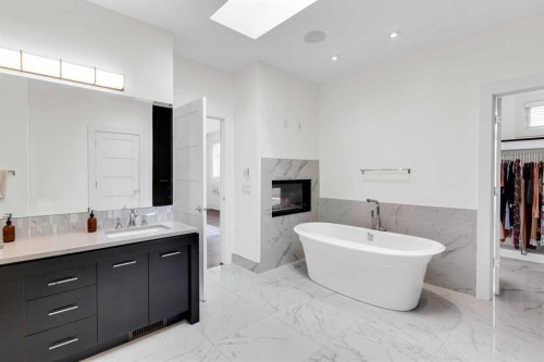 2540 2 Avenue Nw, Calgary, AB - Indoor Photo Showing Bathroom