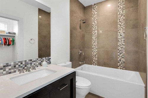 2540 2 Avenue Nw, Calgary, AB - Indoor Photo Showing Bathroom