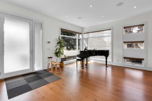 2540 2 Avenue Nw, Calgary, AB - Indoor Photo Showing Living Room
