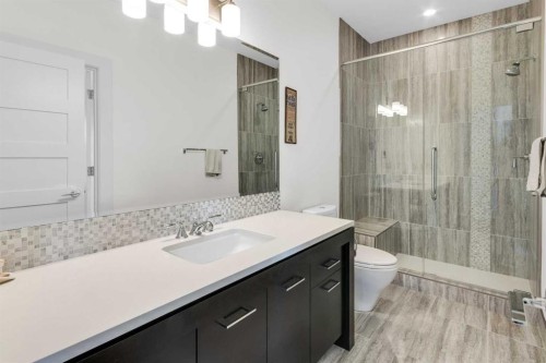 2540 2 Avenue Nw, Calgary, AB - Indoor Photo Showing Bathroom