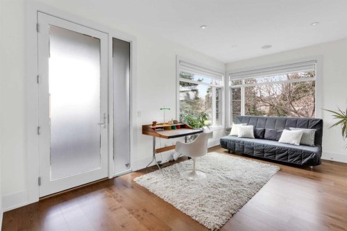2540 2 Avenue Nw, Calgary, AB - Indoor Photo Showing Living Room