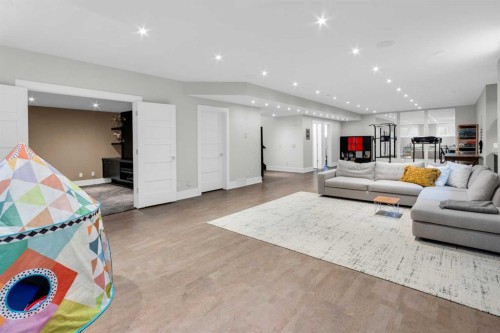 2540 2 Avenue Nw, Calgary, AB - Indoor Photo Showing Living Room