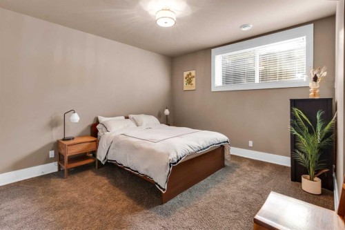 2540 2 Avenue Nw, Calgary, AB - Indoor Photo Showing Bedroom