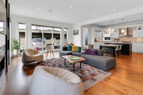 2540 2 Avenue Nw, Calgary, AB - Indoor Photo Showing Living Room