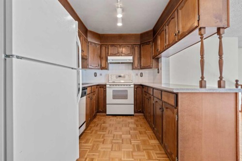 5220 Grove Hill Road Sw, Calgary, AB - Indoor Photo Showing Kitchen