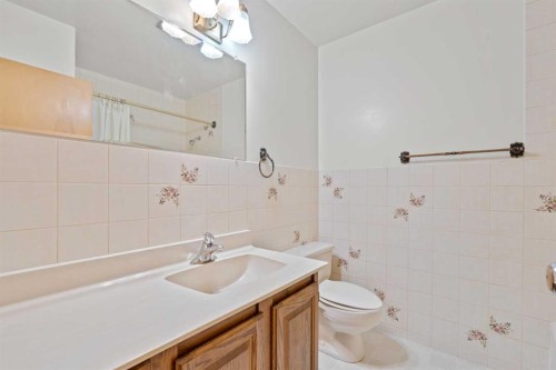 5220 Grove Hill Road Sw, Calgary, AB - Indoor Photo Showing Bathroom